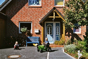 Haus mit spielenden Kindern&nbsp;&copy;&nbsp;Stadt Georgsmarienhütte